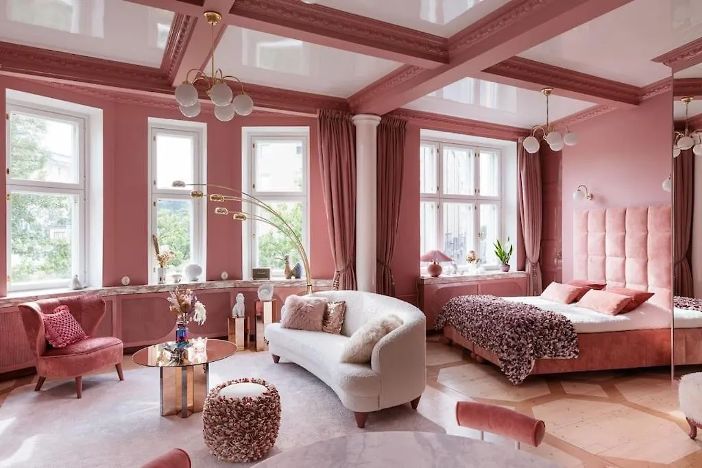 Luxury Pink Suite, Autohalli Helsínquia