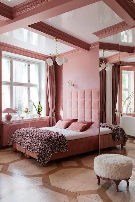 Luxury Pink Suite, Autohalli Helsinki
