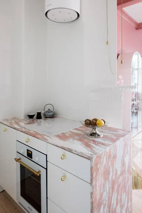 Luxury Pink Suite, Autohalli Helsínquia